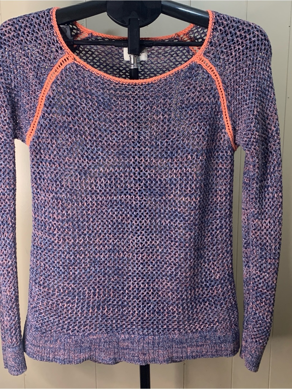 Women’s M American Eagle Lightweight Navy Knit Sweater with Coral Trim